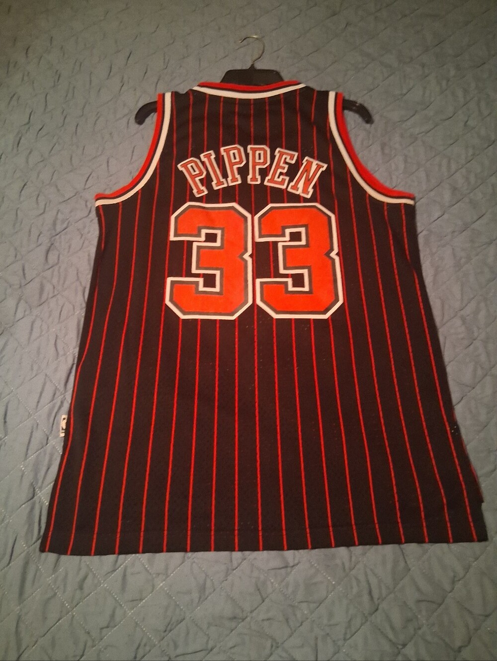 Adidas Hardwood Classics Chicago Bulls Scottie Pippen #33 Swingman Jersey. Sz M